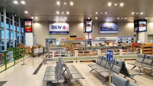 Cửa hàng miễn thuế với đầy đủ hàng hóa tại sảnh sân bay 