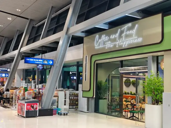 Sân bay có nhiều quầy ăn uống phục vụ cà phê, đồ ăn nhanh
