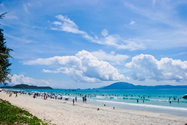 Bãi biển Đồ Sơn nổi bật với bờ cát trắng mịn