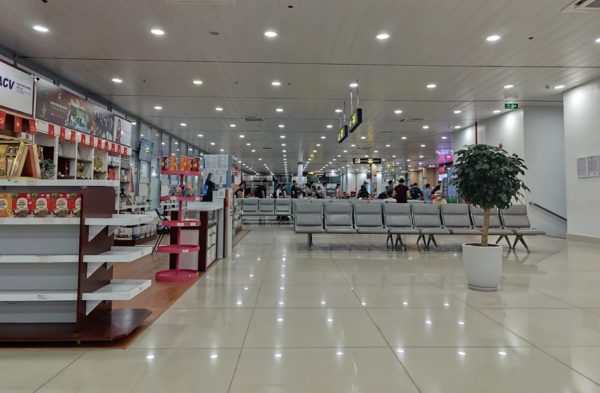 Sân bay Chu Lai có phòng chờ khởi hành rộng rãi cùng các tiện ích như quầy dịch vụ, cửa hàng lưu niệm, ẩm thực