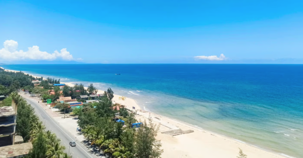 Mua vé đến sân bay Đồng Hới bạn hãy ghé biển Nhật Lệ - nơi sóng xanh vỗ về cát trắng, ôm trọn vẻ đẹp nguyên sơ và thơ mộng 