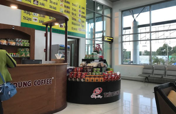 Tại sân bay Pleiku, bạn dễ dàng tìm thấy các khu vực bán đặc sản cafe Gia Lai, hồ tiêu Chư Sê, mật ong rừng hay khô bò,...