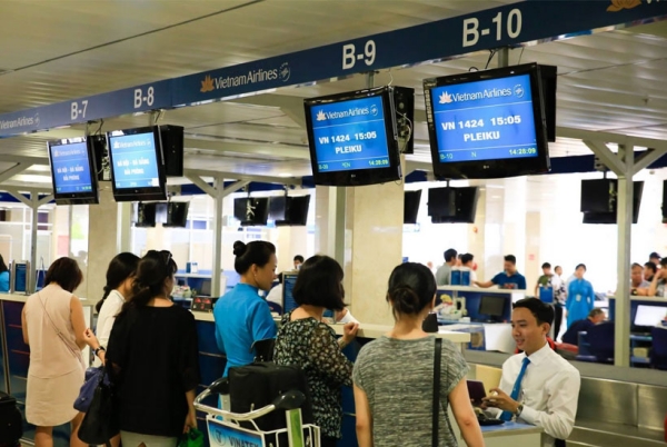 Đến quầy thủ tục check in để xuất trình giấy tờ và nhận thẻ lên tàu bay