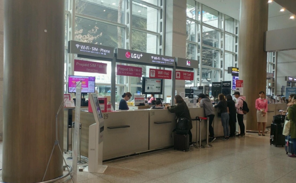 Điểm truy cập Wi-Fi miễn phí, ATM và đổi tiền được bố trí khắp nhà ga