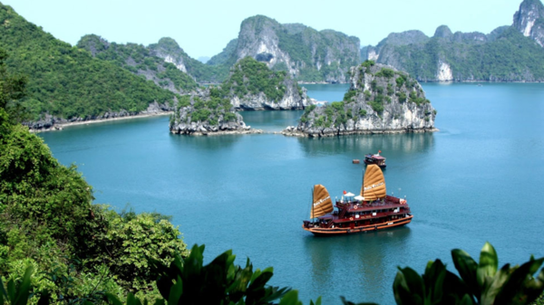Nếu Hạ Long là bản giao hưởng đá và nước, thì Cô Tô chính là khúc tình ca của sóng và gió